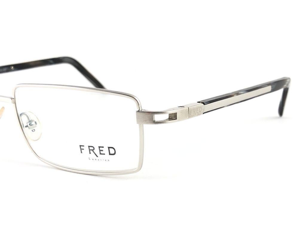 New Vintage FRED Move Silver & Black frame. Ready for RX reading and prescription.

Made in France.
 
Produced and design in 1990's.

This item may show minor sign of wear due to storage. 


MEASUREMENTS

FRONT : 15.5 CMS

LENS HEIGHT : 3.2