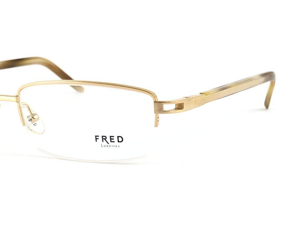 New Vintage FRED Move Silver, gold & ochre frame. Ready for RX reading and prescription.

Made in France.
 
Produced and design in 1990's.

This item may show minor sign of wear due to storage. 



MEASUREMENTS

FRONT : 15.5 CMS

LENS HEIGHT : 3.2