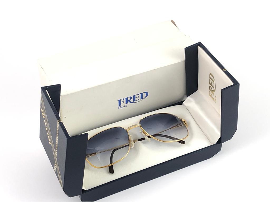 
Rare Fred Zephir sunglasses. Beautiful detailed frame holding  pair of medium blue gradient lenses.

This pair may show minor sign of wear due to storage.

Made in France.

FRONT  : 14 CMS

LENS HEIGHT : 4.6 CMS

LENS WIDTH : 5.1 CMS

TEMPLES : 12