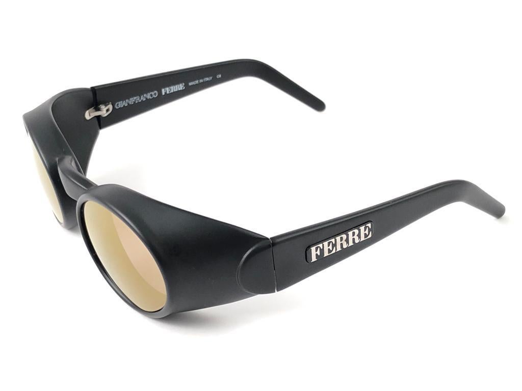 New vintage Gianfranco Ferre sleek black matte bug eye sunglasses with gold lenses

New, never worn or displayed. 

 Made in Italy.

MEASUREMENTS

FRONT  13.5 CMS
LENS HEIGHT  3.8 CMS
LENS WIDTH  4.6 CMS
TEMPLES    10.5 CMS