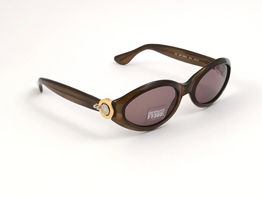 Nouvelles lunettes de soleil vintage Gianfranco Ferre.

Monture tortue avec des détails dorés contenant une paire de verres gris immaculés.   

Neuf, jamais porté ou exposé. 

 Fabriquées en Italie.

MESURES 

FRONT  13.5 CMS
HAUTEUR DE L'OBJECTIF 