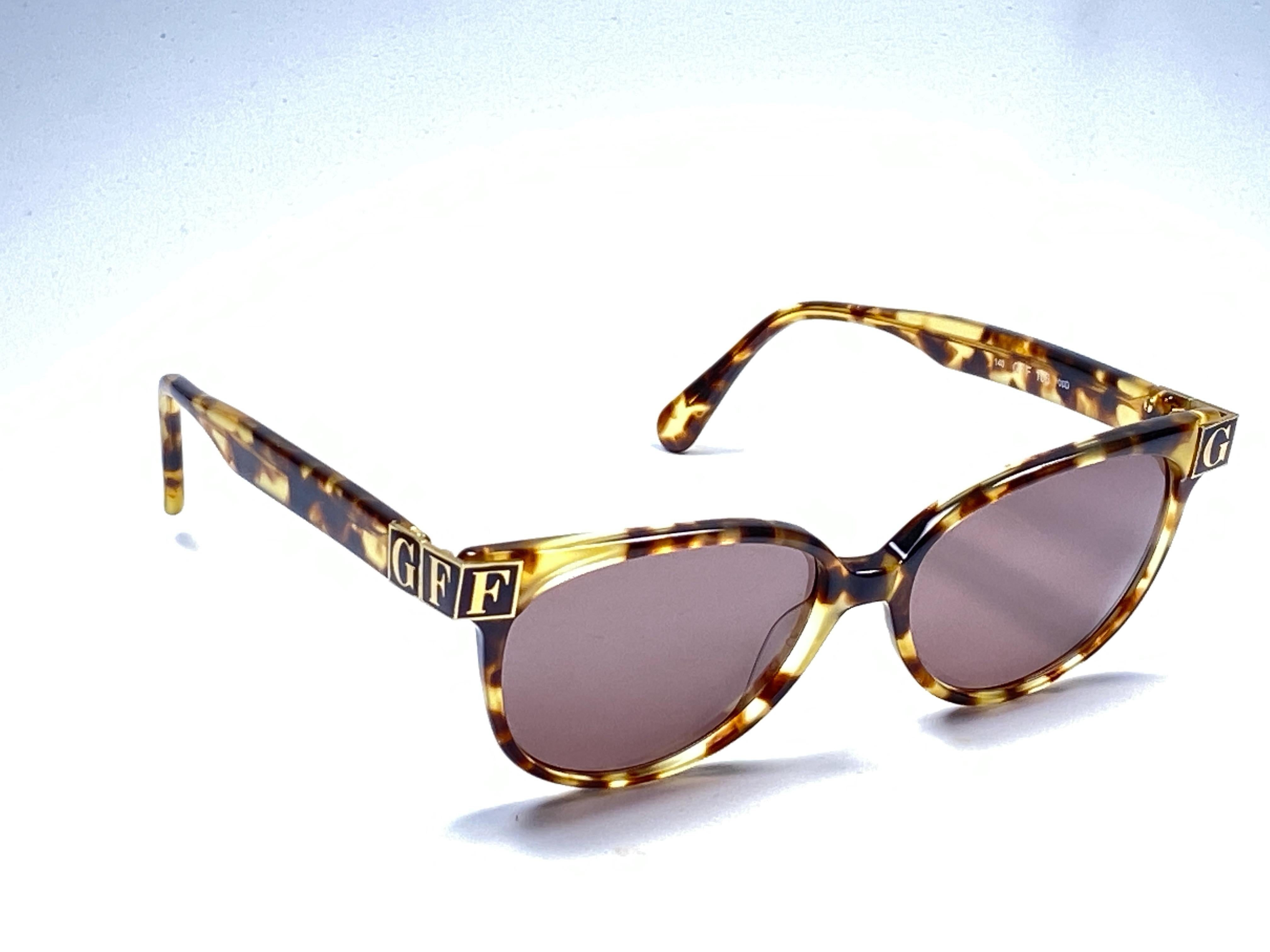 New vintage Gianfranco Ferre sunglasses.    

Gold and tortoise details frame holding a pair of spotless grey lenses.   

New, never worn or displayed. 

 Made in Italy.

MEASUREMENTS 



FRONT : 14 CMS

LENS HEIGHT : 4 CMS

LENS WIDTH : 5 CMS
