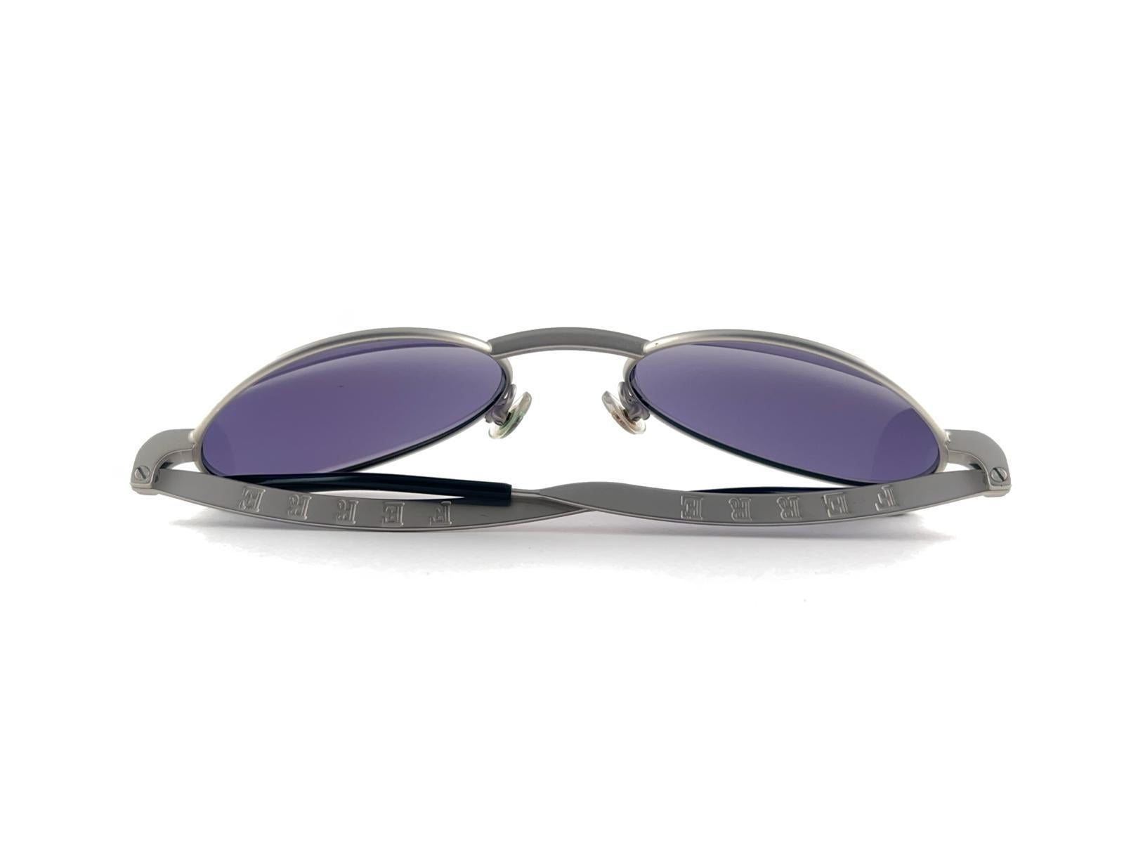 New Vintage Gianfranco Ferre Sunglasses

Oval Silver brushed metallic Frame Holding A Pair Of Spotless Purple Lenses
  
New, Never Worn Or Displayed
 
This Item May Show Minor Sign Of Wear Due To Storage



 Made In Italy



Front                   