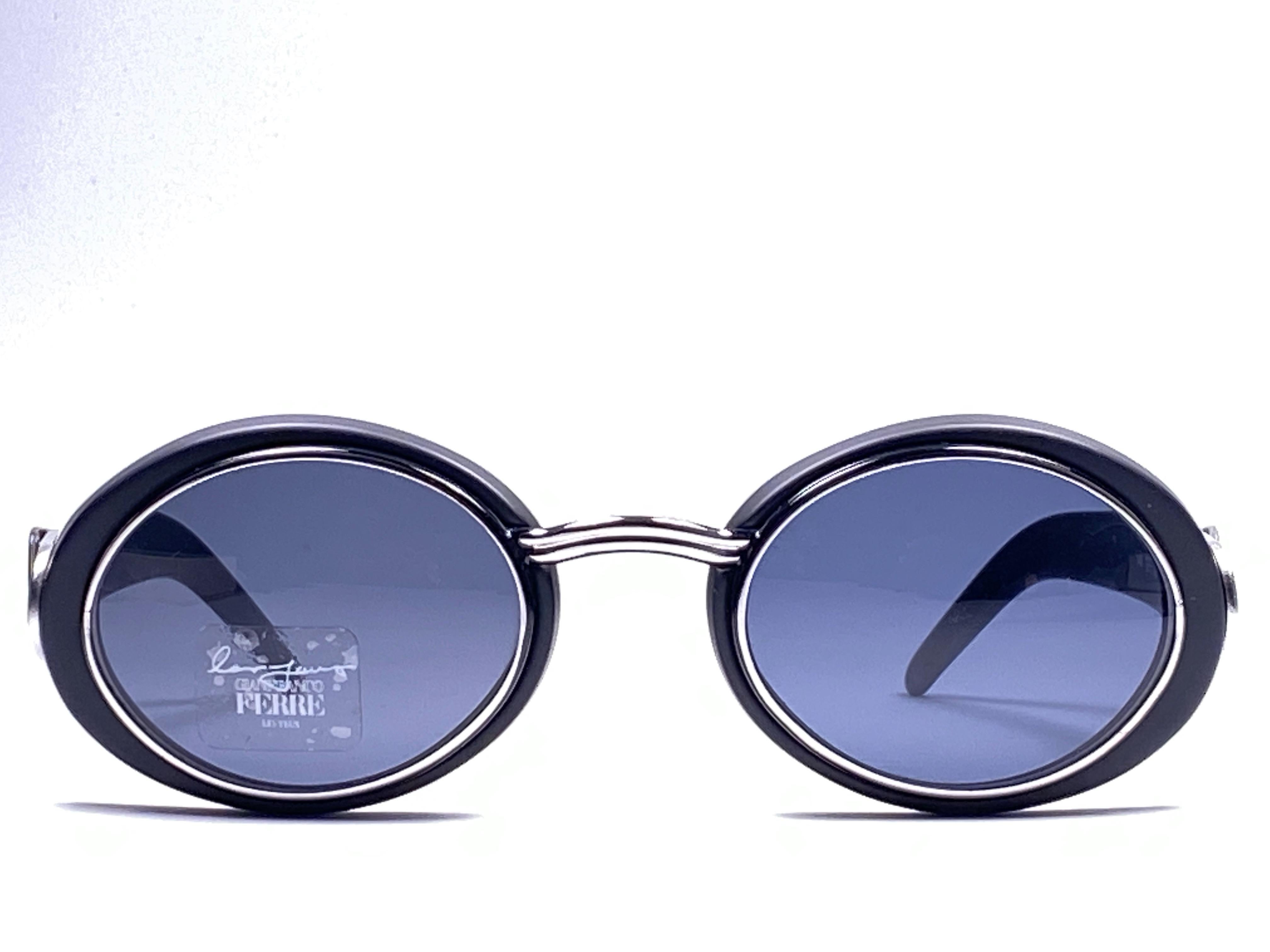 New vintage Gianfranco Ferre sunglasses.

Silver and black details frame holding a pair of spotless grey lenses.   

New, never worn or displayed. 

 Made in Italy.

MEASUREMENTS 



FRONT : 13.5 CMS

LENS HEIGHT : 3.6 CMS

LENS WIDTH : 4.6 CMS