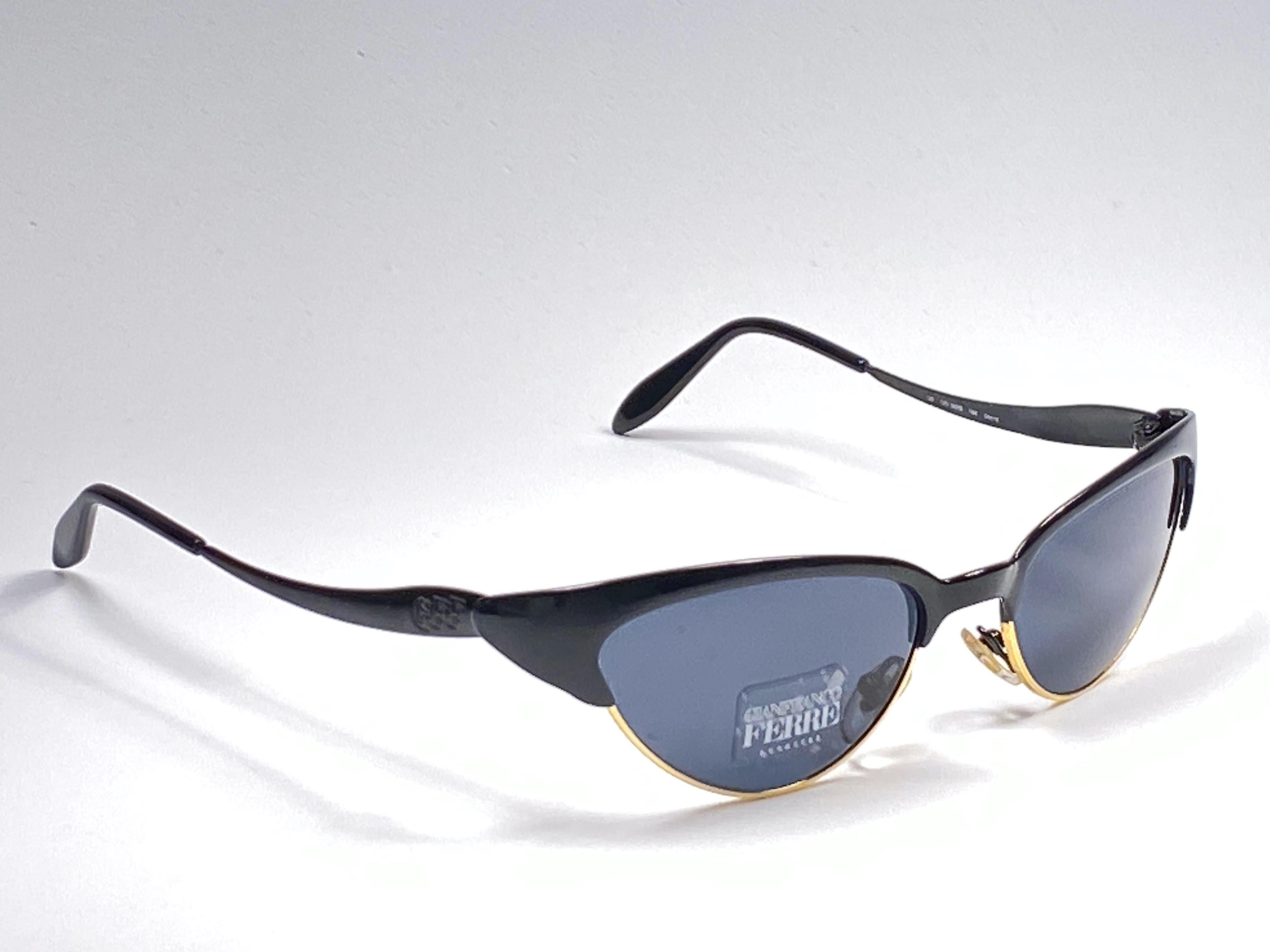 Nouvelles lunettes de soleil vintage Gianfranco Ferre.

Une monture aux détails dorés et noirs retenant une paire de verres gris immaculés.   

Neuf, jamais porté ou exposé. 

 Fabriquées en Italie.

MESURES 



AVANT : 14 CMS

HAUTEUR DE LA