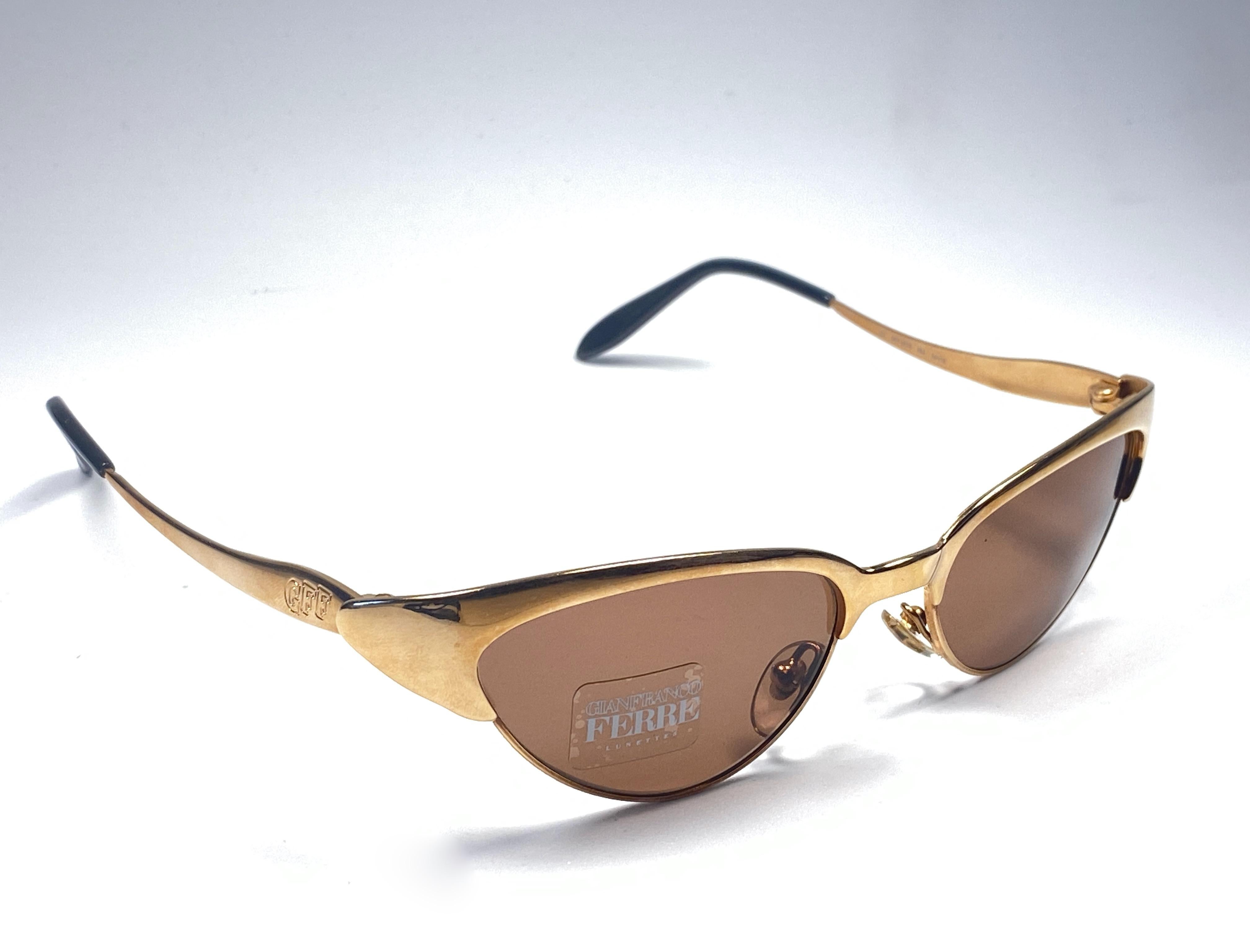 New vintage Gianfranco Ferre sunglasses.

Gold and black details frame holding a pair of spotless brown lenses.   

New, never worn or displayed. 

 Made in Italy.

MEASUREMENTS 



FRONT : 14 CMS

LENS HEIGHT : 3.6 CMS

LENS WIDTH : 5.6 CMS