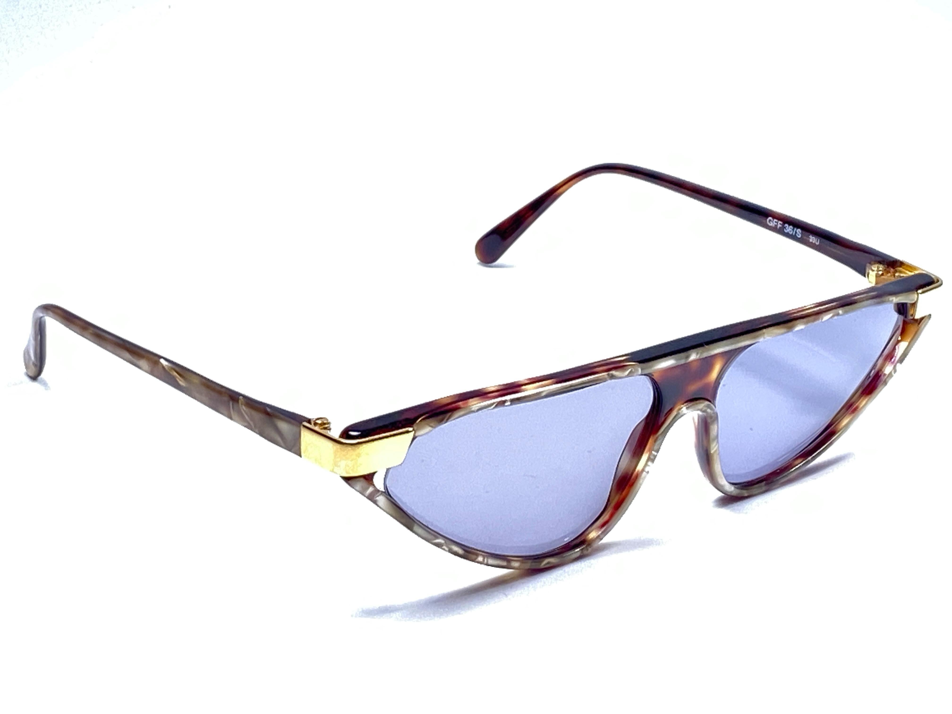 New vintage Gianfranco Ferre sunglasses.    

Gold and tortoise details frame holding a pair of spotless grey lenses.   

New, never worn or displayed. 

 Made in Italy.

MEASUREMENTS 



FRONT : 15 CMS

LENS HEIGHT : 3.5 CMS

LENS WIDTH : 6 CMS
