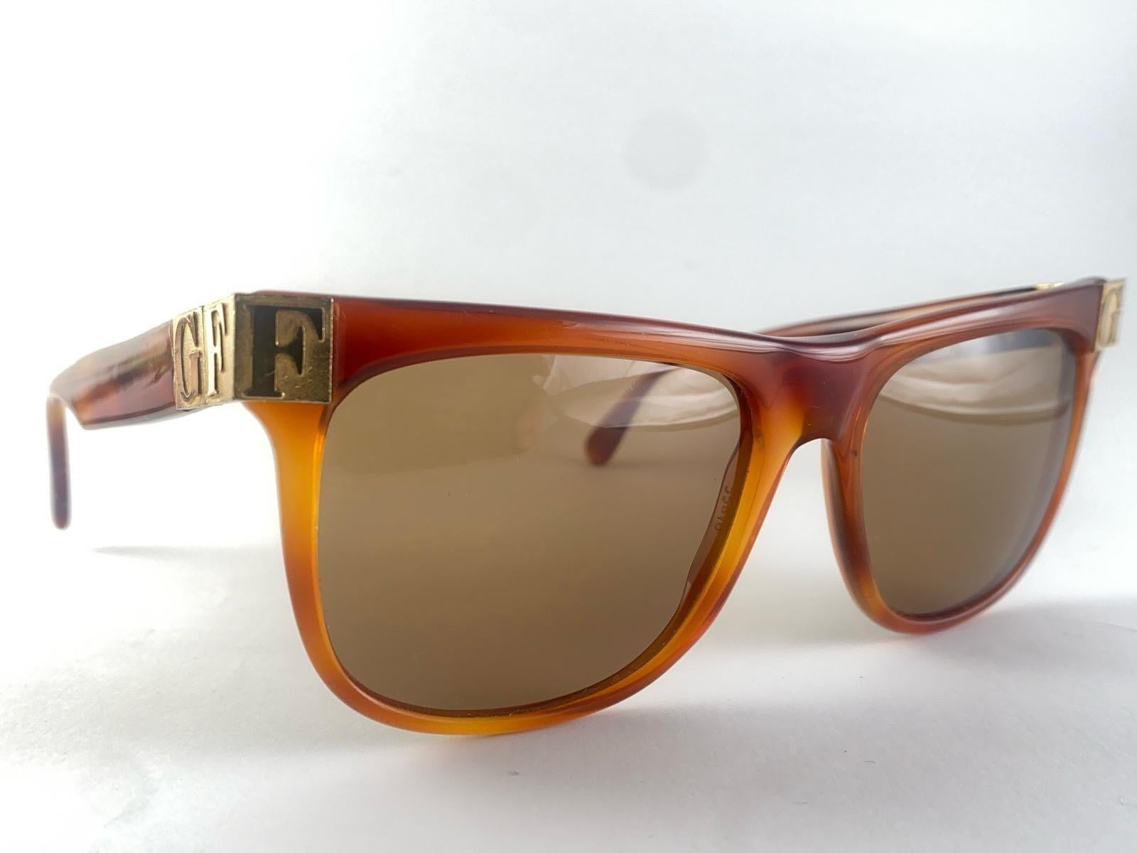 New Vintage Gianfranco Ferre Sunglasses.    
Monture aux détails dorés et torturés portant une paire de lentilles brunes immaculées.   
Nouveau, jamais porté ni exposé. 
Cet article peut présenter des signes mineurs d'usure dus au stockage.


