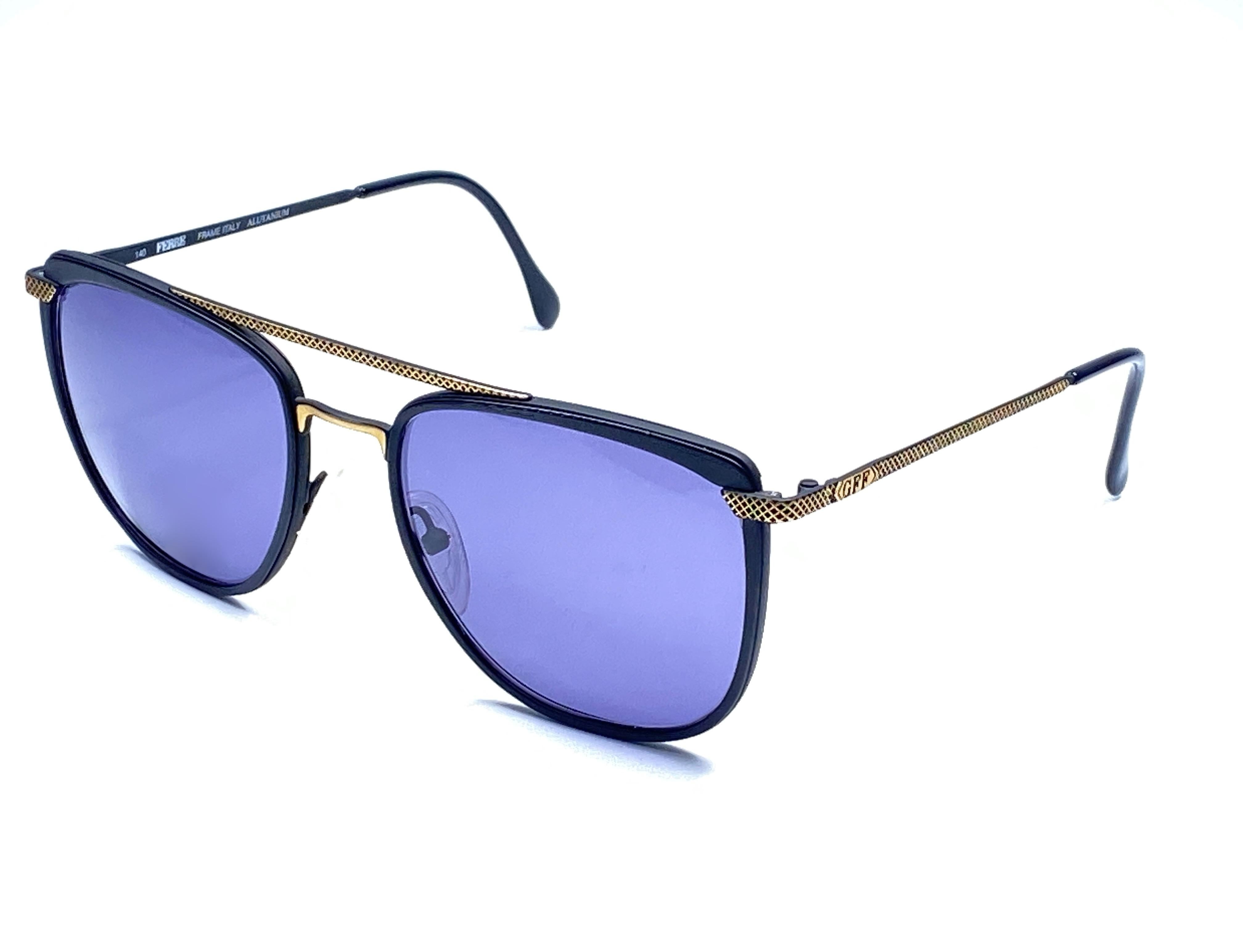 Violet Nouveau Vintage Gianfranco Ferré GFF 73 Or / Noir 1990  Lunettes de soleil d'Italie en vente