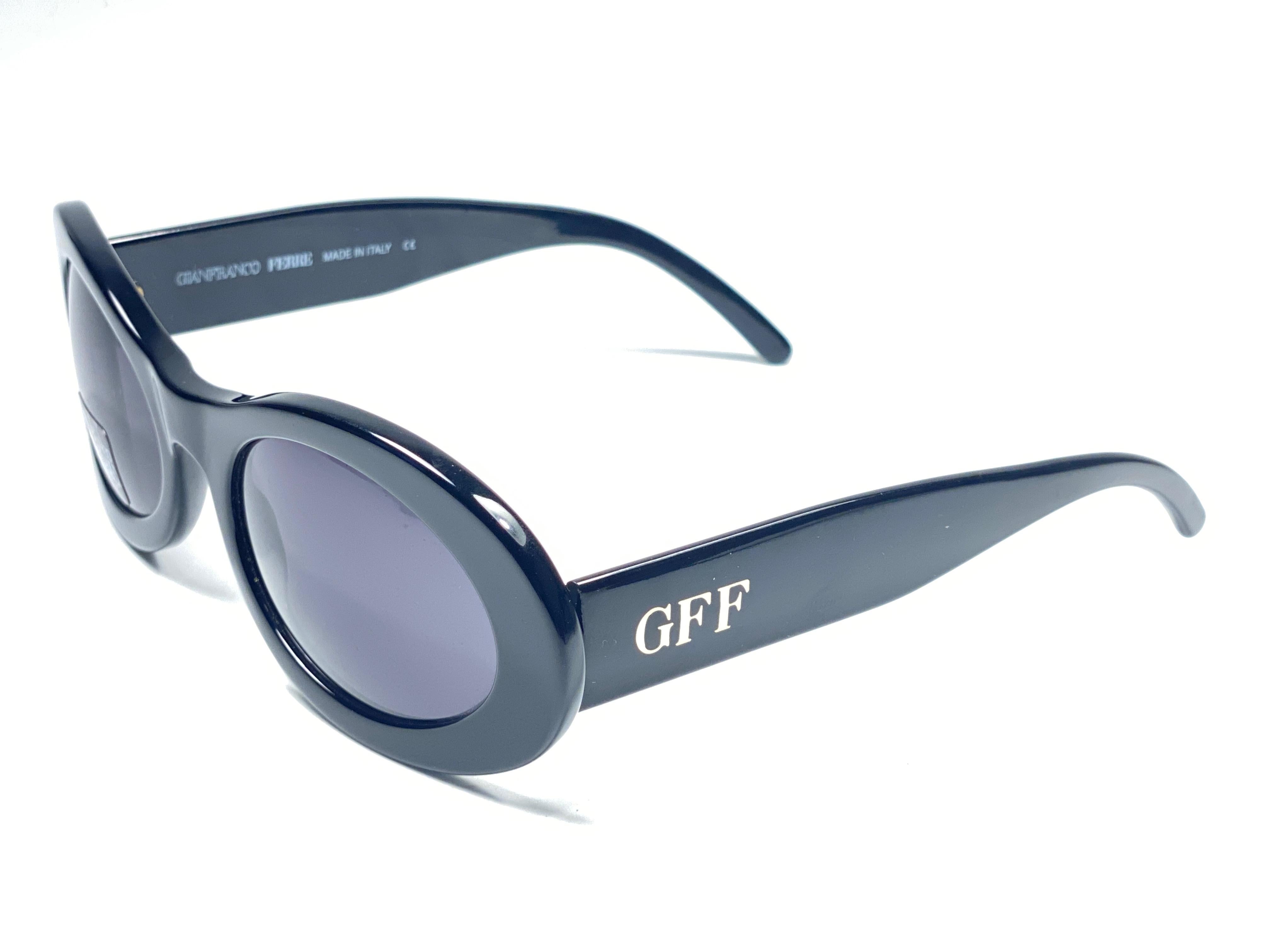 Neue Vintage-Sonnenbrille von Gianfranco Ferre.

Schildkrötenfarbener Rahmen mit goldenen Details, der ein Paar makellose graue Gläser trägt.   

Neu, nie getragen oder ausgestellt. 

 Hergestellt in Italien.

MASSNAHMEN 



FRONT : 14 CMS

HÖHE DER