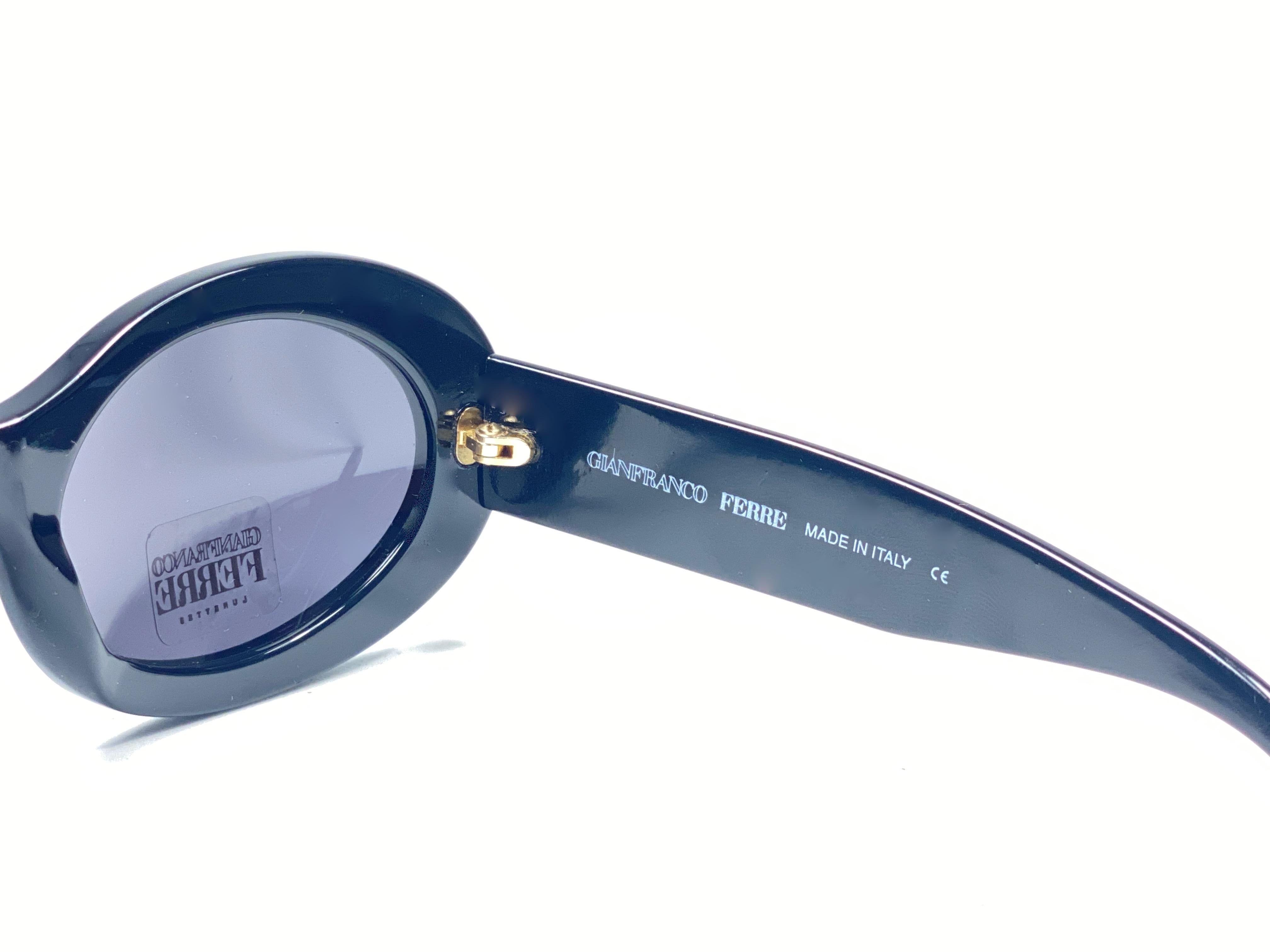 Neu Vintage Gianfranco Ferré GFF325 Schwarz & Gold 1990  Italienische Sonnenbrille im Zustand „Neu“ in Baleares, Baleares