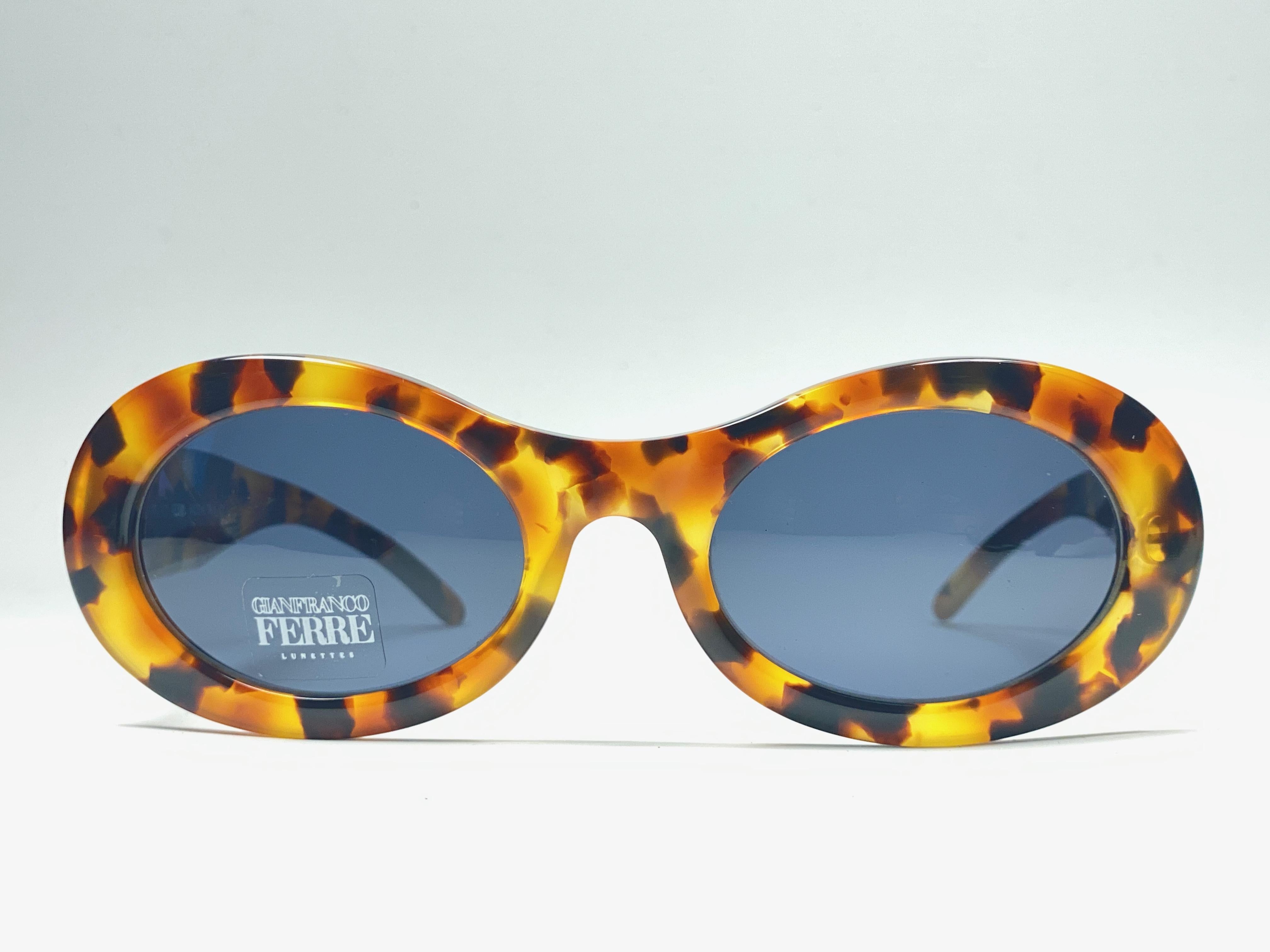 New vintage Gianfranco Ferre sunglasses.

Tortoise with gold details frame holding a pair of spotless brown lenses.   

New, never worn or displayed. 

 Made in Italy.

MEASUREMENTS 



FRONT : 14 CMS

LENS HEIGHT : 3.8 CMS

LENS WIDTH : 5.4 CMS