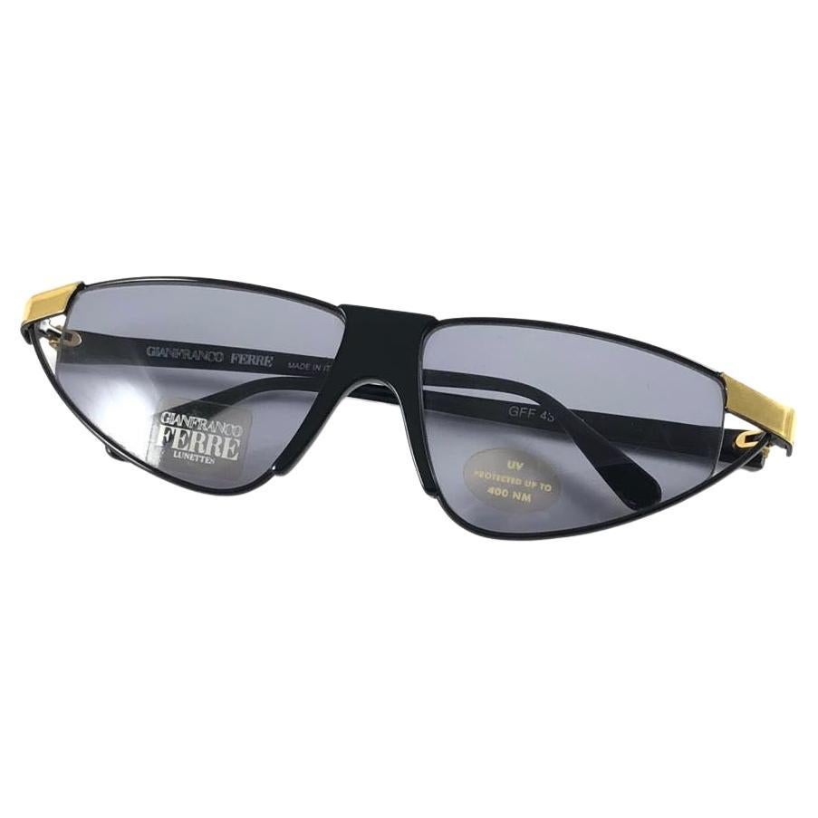 Nouvelles lunettes de soleil vintage Gianfranco Ferre GFF43 avec verres gris moyen.

Neuf, jamais porté ou exposé. 

 Fabriquées en Italie.

MESURES


AVANT 15 CMS 

HAUTEUR DE LA LENTILLE 4 CM 

LARGEUR DE LA LENTILLE 5.3 CMS 