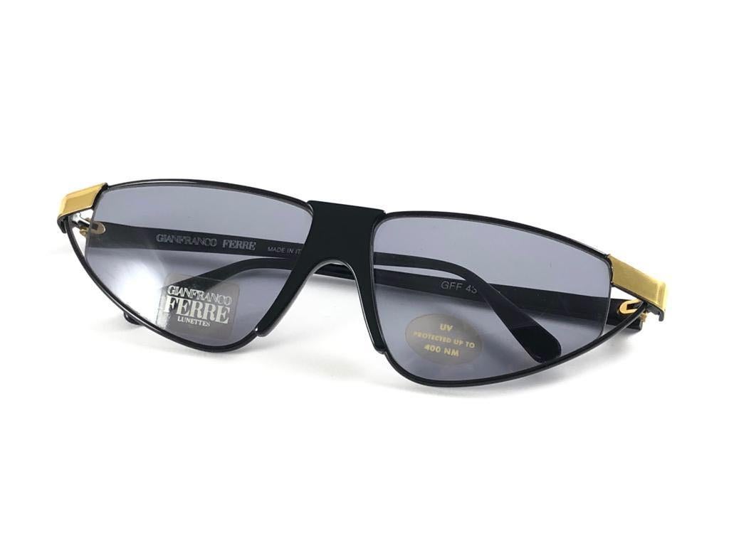 Gris Nouveau Vintage Gianfranco Ferr GFF43  Lunettes de soleil italiennes à lunettes noires et dorées, 1990 en vente