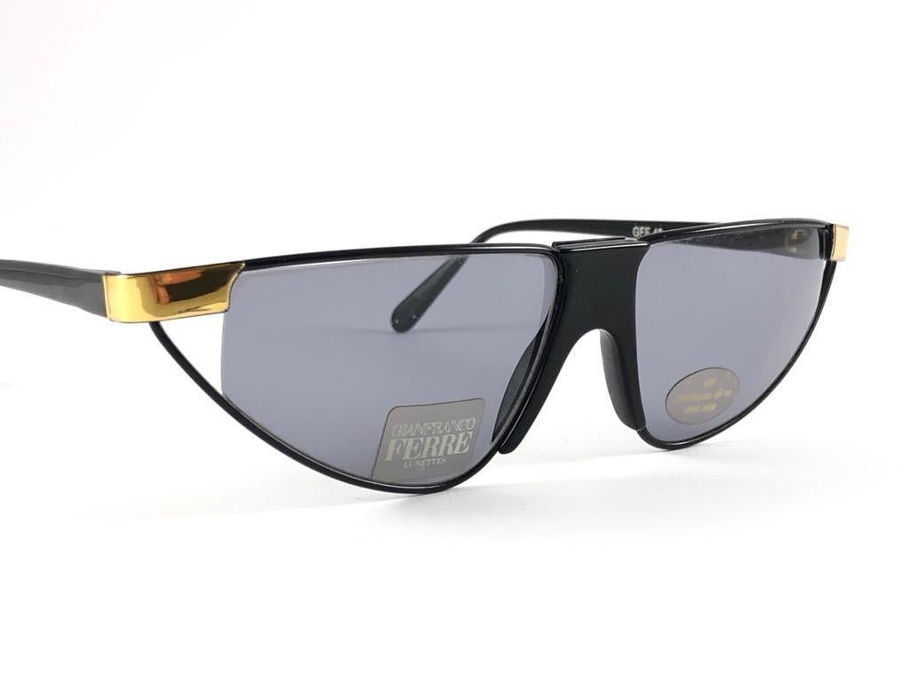 Nouveau Vintage Gianfranco Ferr GFF43  Lunettes de soleil italiennes à lunettes noires et dorées, 1990 en vente 1