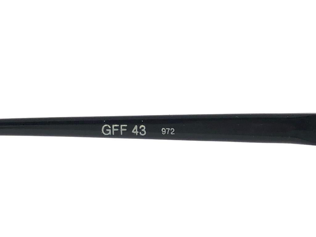 Nouveau Vintage Gianfranco Ferr GFF43  Lunettes de soleil italiennes à lunettes noires et dorées, 1990 en vente 2