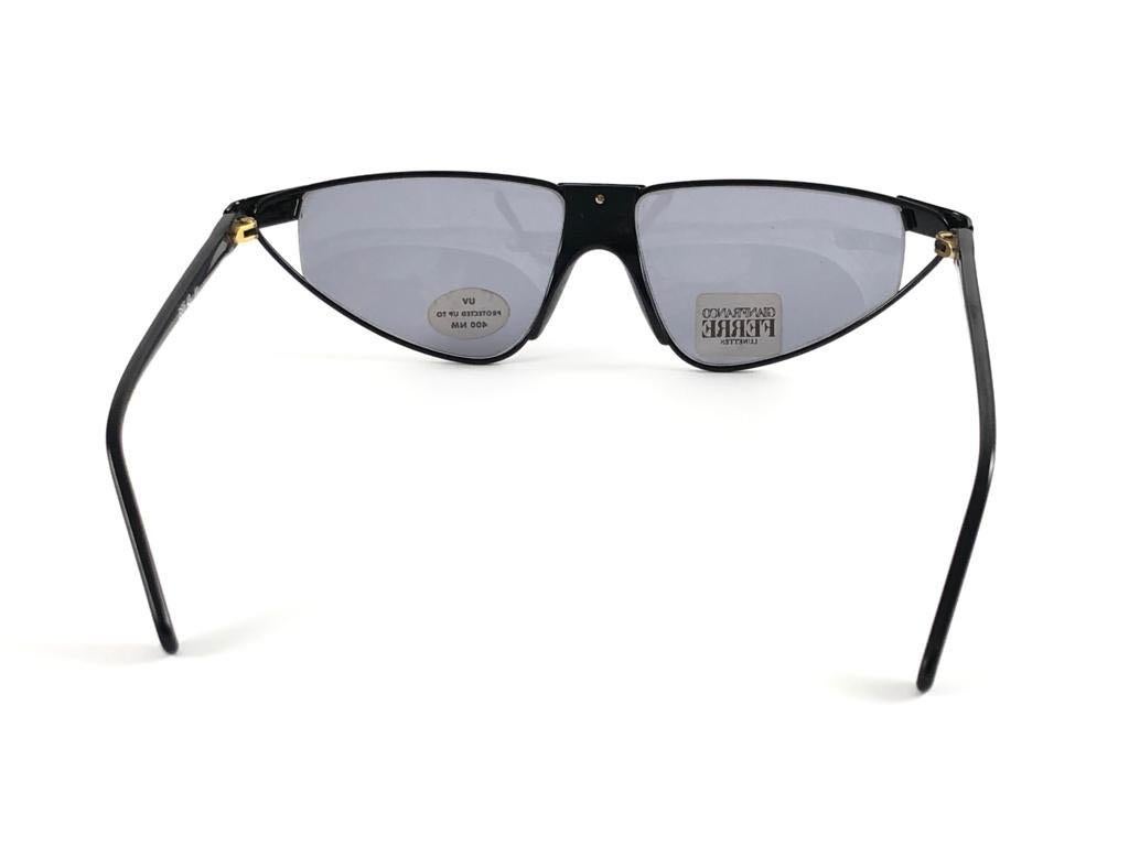 Nouveau Vintage Gianfranco Ferr GFF43  Lunettes de soleil italiennes à lunettes noires et dorées, 1990 en vente 3