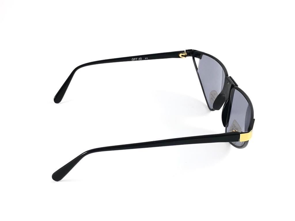 Nouveau Vintage Gianfranco Ferr GFF43  Lunettes de soleil italiennes à lunettes noires et dorées, 1990 en vente 4