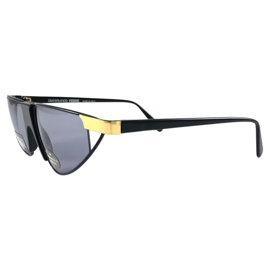 Nouveau Vintage Gianfranco Ferr GFF43  Lunettes de soleil italiennes à lunettes noires et dorées, 1990 en vente