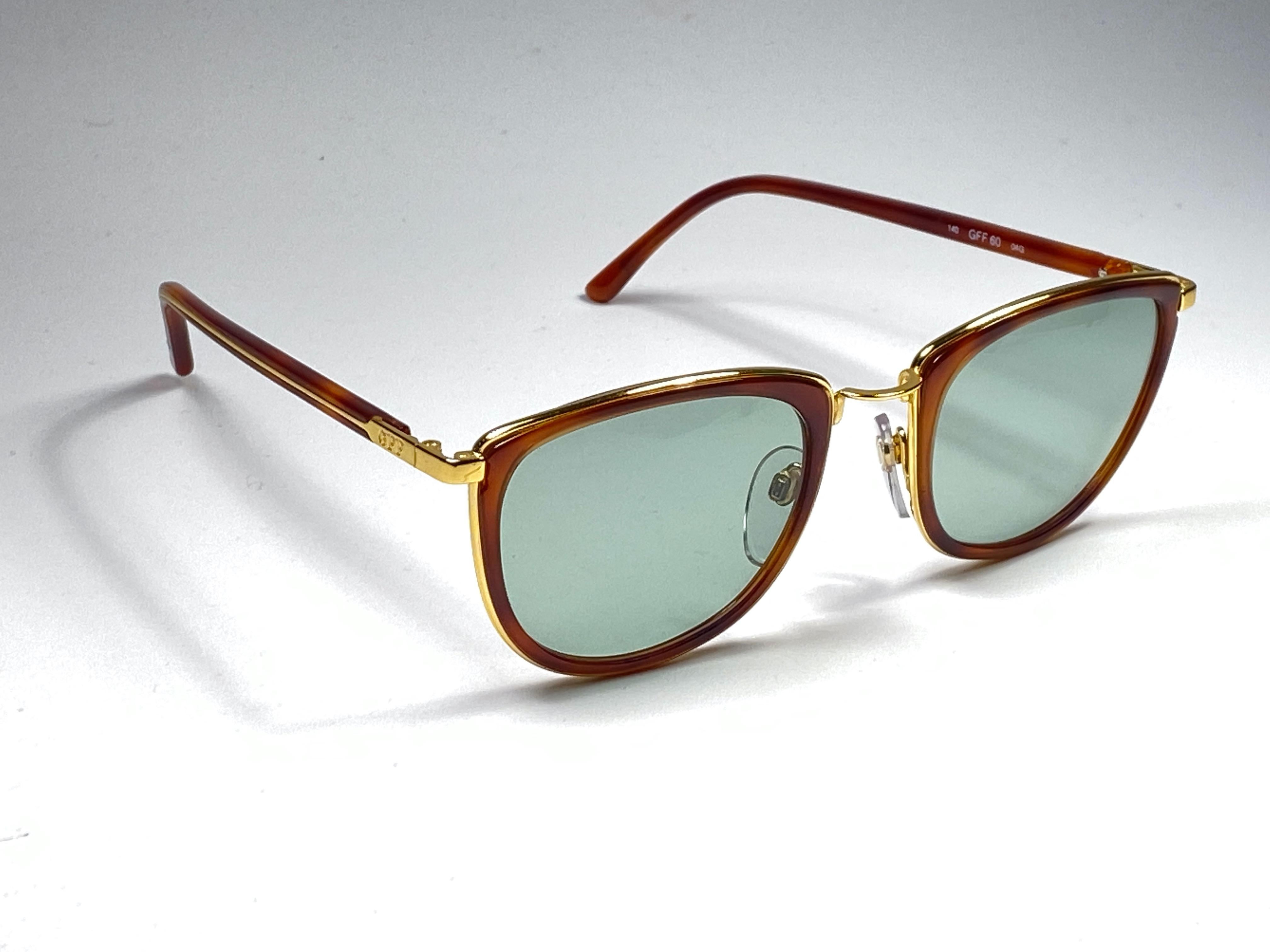New vintage Gianfranco Ferre sunglasses.

Tortoise with gold details frame holding a pair of spotless green lenses.   

New, never worn or displayed. 

 Made in Italy.

MEASUREMENTS 



FRONT : 14 CMS

LENS HEIGHT : 4.6 CMS

LENS WIDTH : 5.3 CMS