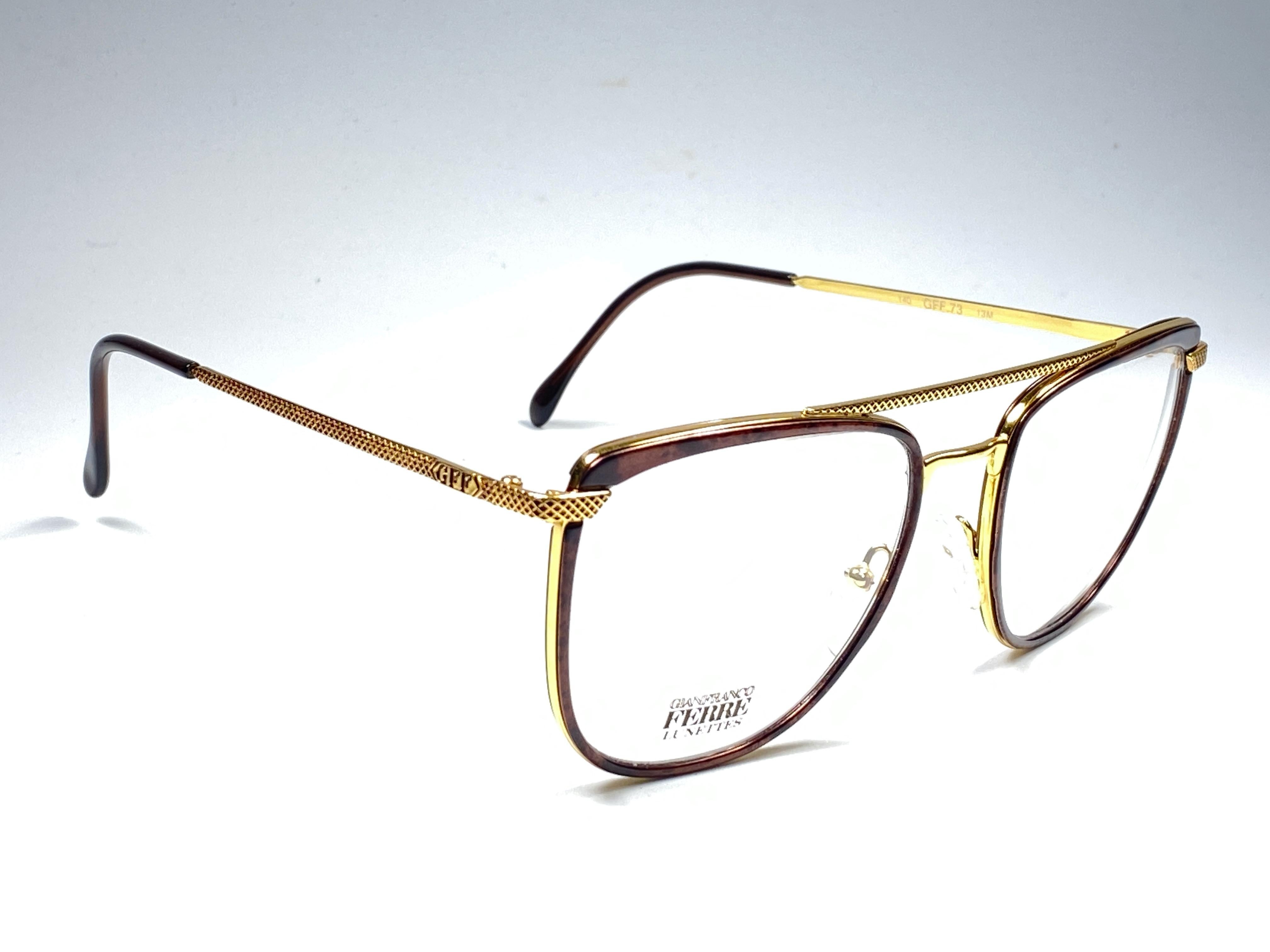 New vintage Gianfranco Ferre tortoise with gold details frame ready for prescription lenses.

New, never worn or displayed. 

 Made in Italy.

MEASUREMENTS 



FRONT : 14 CMS

LENS HEIGHT : 4.6 CMS

LENS WIDTH : 5.3 CMS