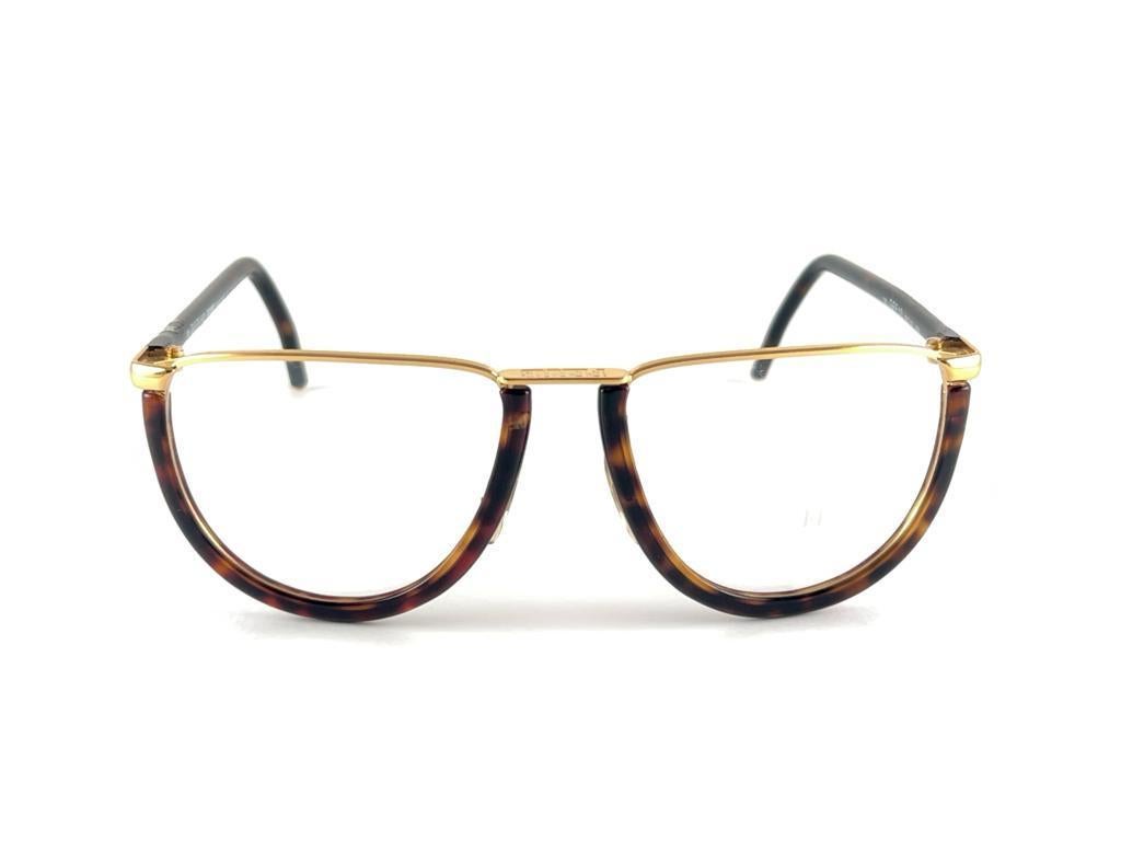 
New vintage Gianfranco Ferre Rx glasses.    
Gold and tortoise details frame 
New, never worn or displayed. 



 Made in Italy



Front                              14.5 cms
Lens Height                    4.6 cms
Lens Width                      5.6