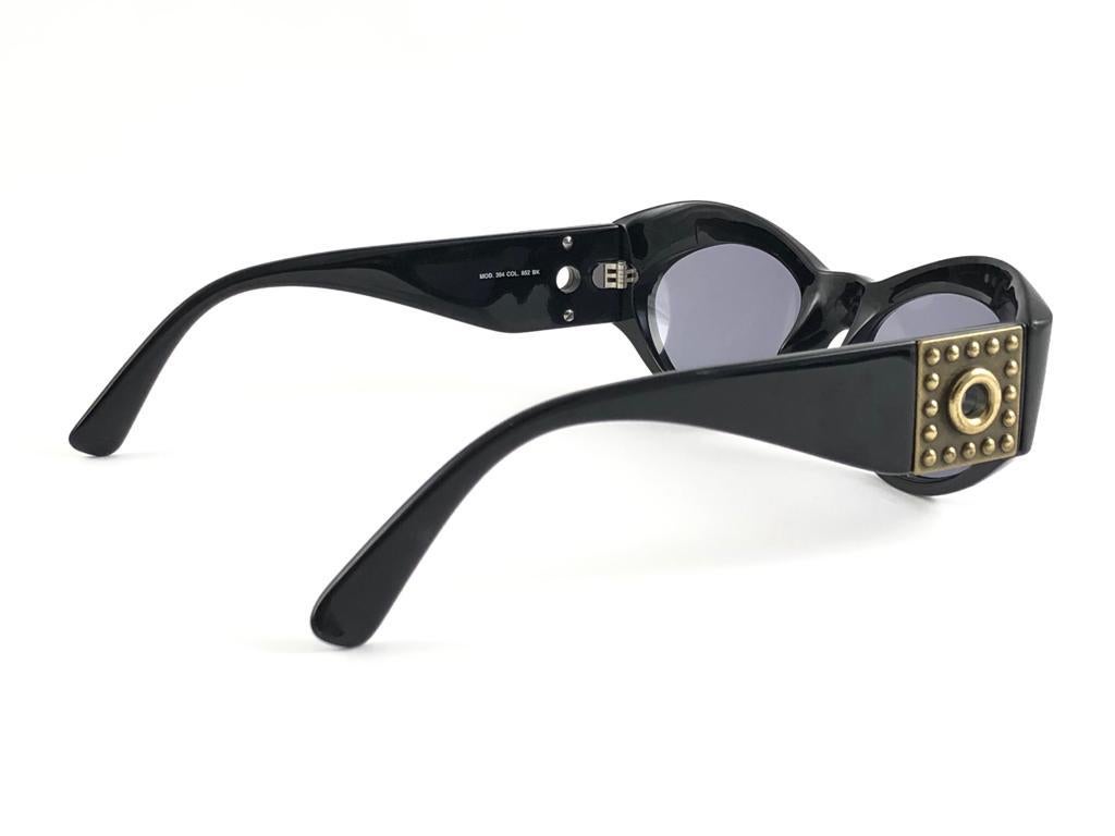 New Vintage Gianni Versace 394 Sleek Black Sunglasses 1990's Made in Italy en vente 5