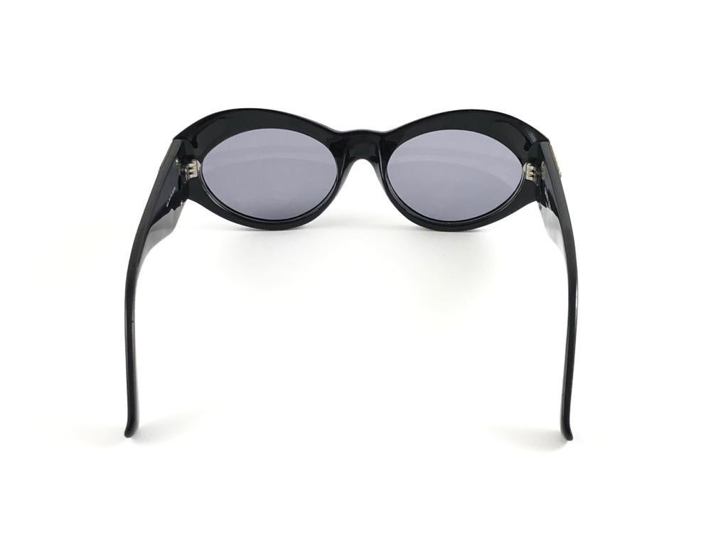 New Vintage Gianni Versace 394 Sleek Black Sunglasses 1990's Made in Italy en vente 6