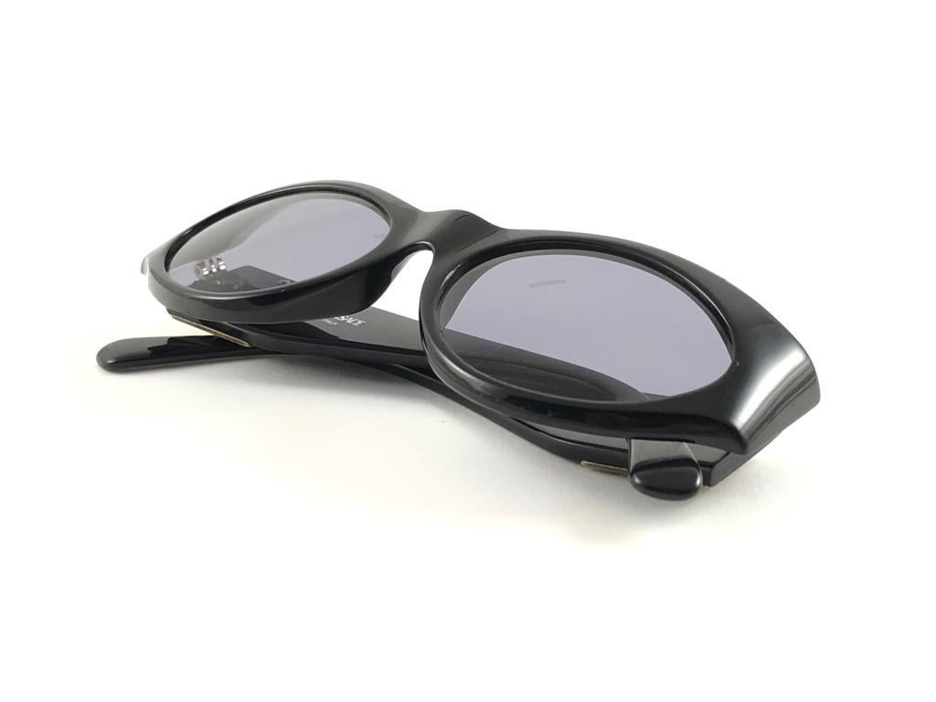 New Vintage Gianni Versace 394 Sleek Black Sunglasses 1990's Made in Italy en vente 7