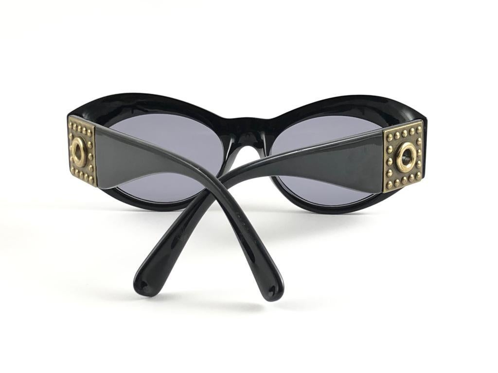 New Vintage Gianni Versace 394 Sleek Black Sunglasses 1990's Made in Italy For Sale 8