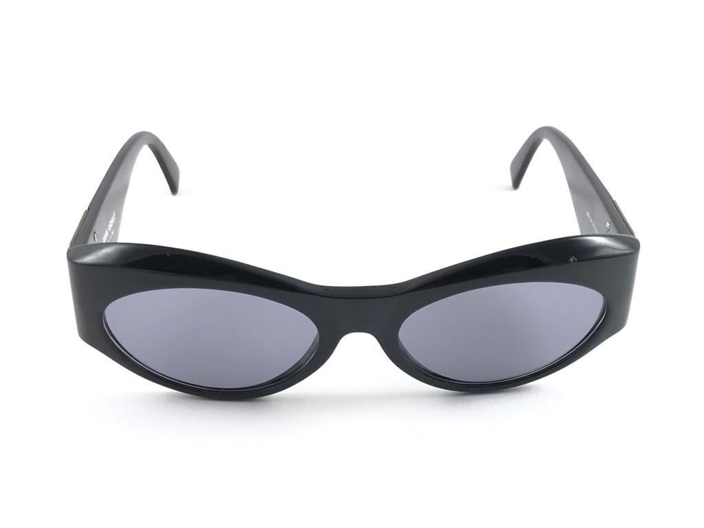 Noir New Vintage Gianni Versace 394 Sleek Black Sunglasses 1990's Made in Italy en vente