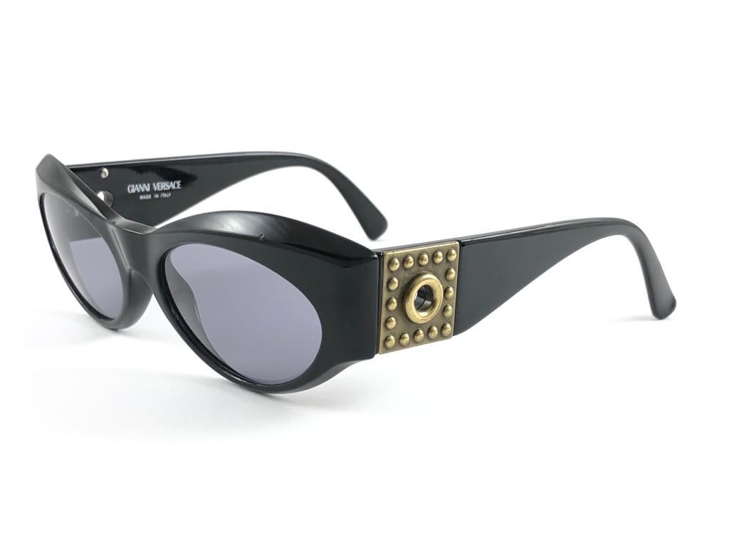 New Vintage Gianni Versace 394 Sleek Black Sunglasses 1990's Made in Italy In New Condition For Sale In Baleares, Baleares