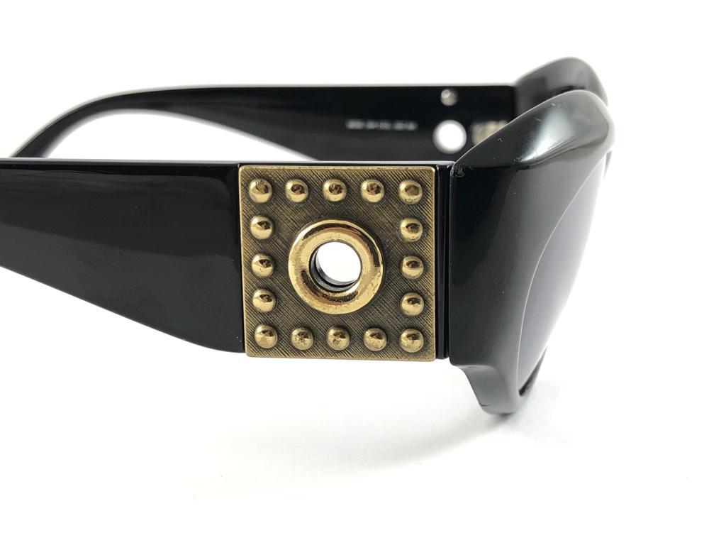 New Vintage Gianni Versace 394 Sleek Black Sunglasses 1990's Made in Italy Unisexe en vente
