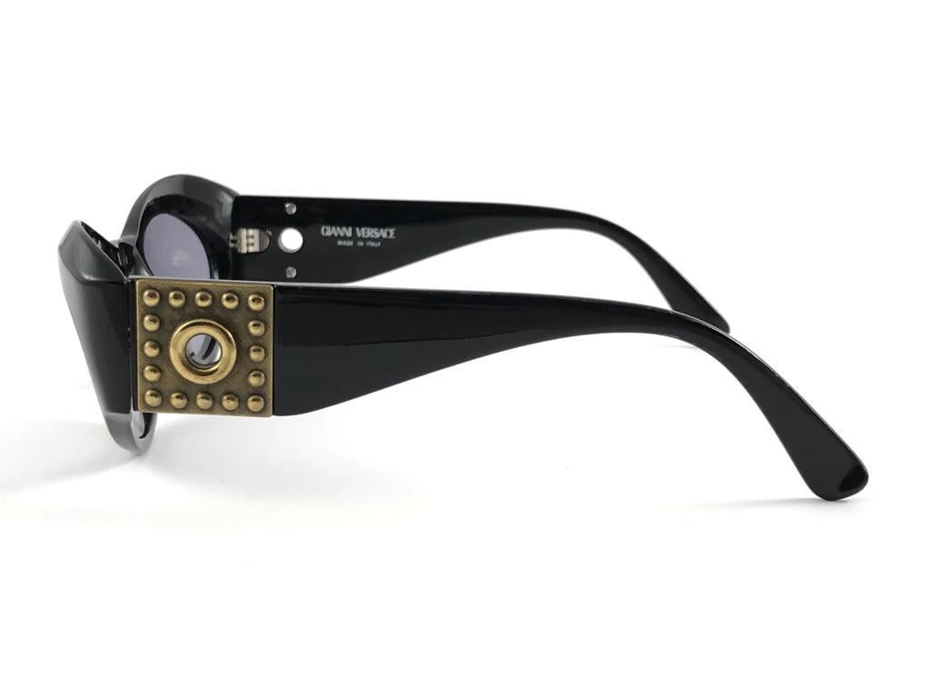 New Vintage Gianni Versace 394 Sleek Black Sunglasses 1990's Made in Italy en vente 1