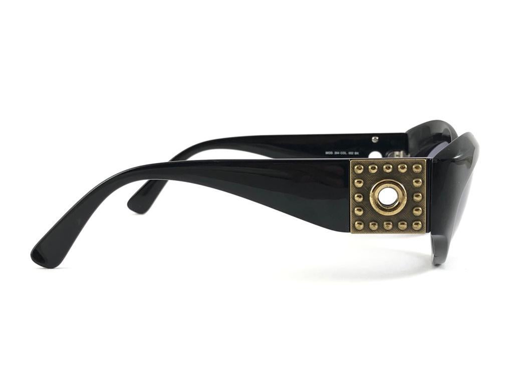 New Vintage Gianni Versace 394 Sleek Black Sunglasses 1990's Made in Italy en vente 2