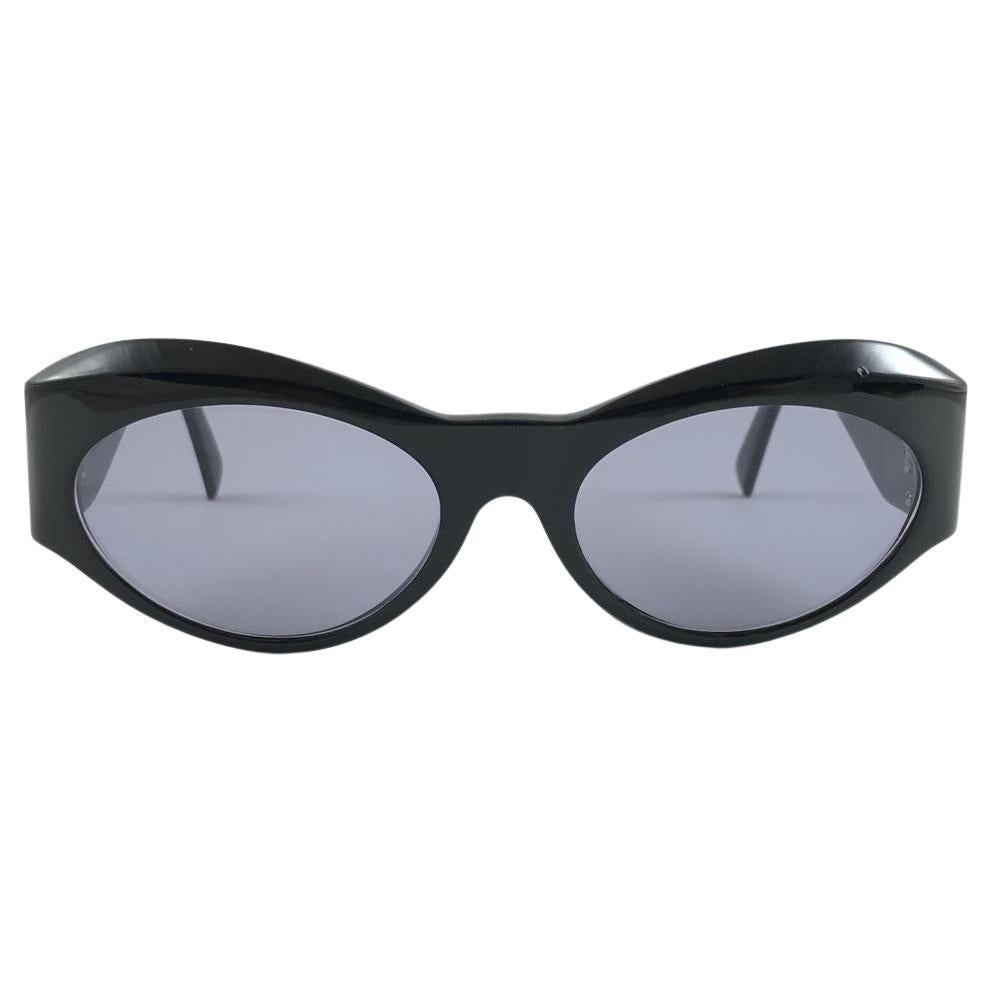New Vintage Gianni Versace 394 Sleek Black Sunglasses 1990's Made in Italy en vente
