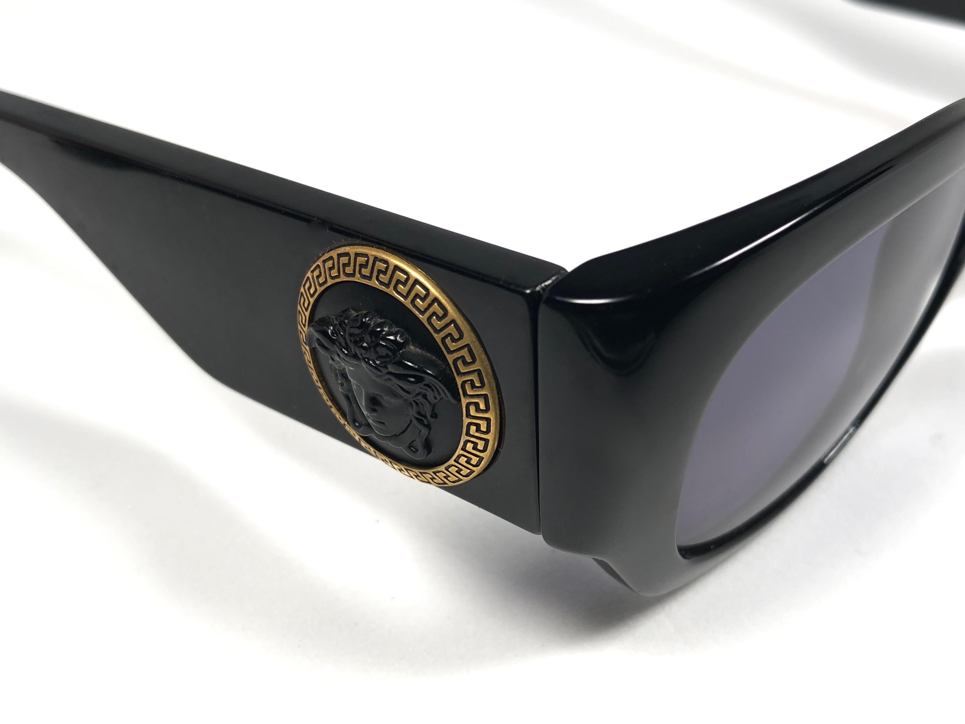 Women's or Men's New Vintage Gianni Versace 420 E Sleek Black Sunglasses 1990's Made in Italy