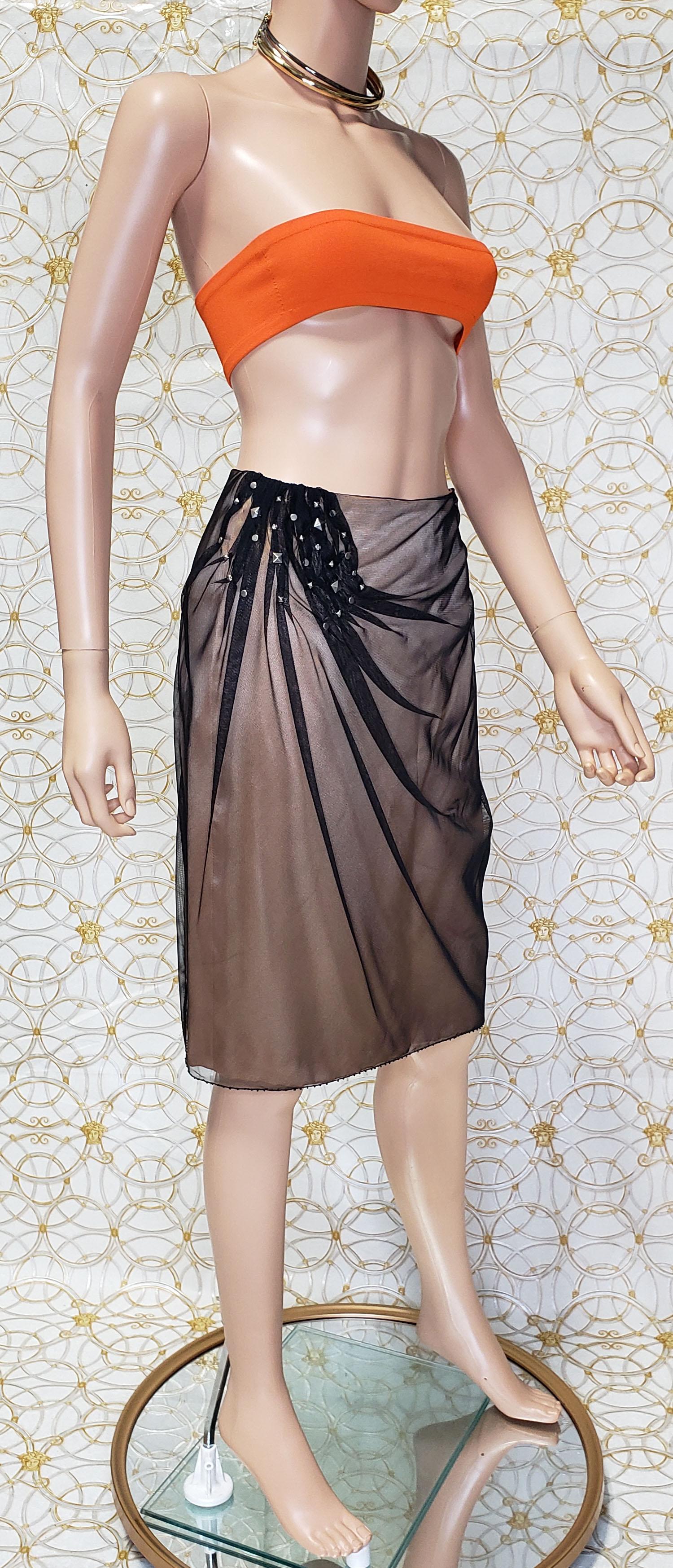 NEW VINTAGE GIANNI VERSACE BEIGE and BLACK TULLE MIDI SKIRT 42 - 6 For Sale 2