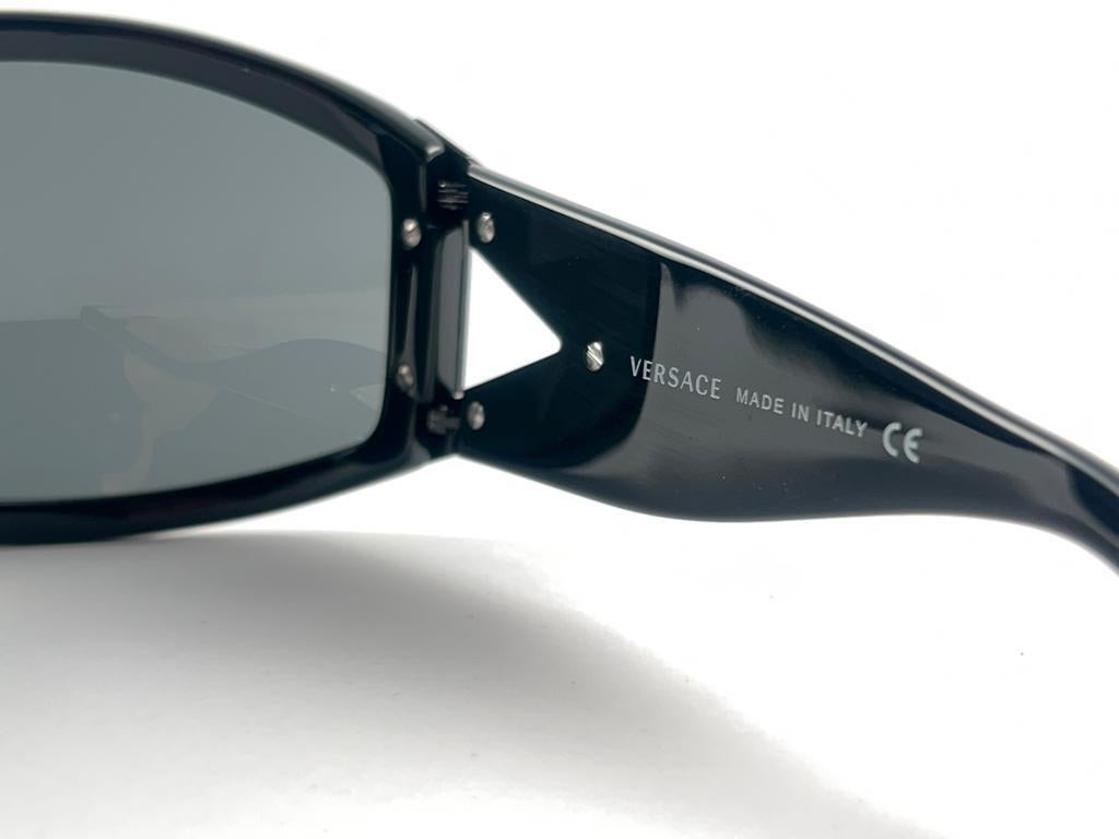 New Vintage Gianni Versace M 4124 Black Oversized Frame 2000'S Italy Sunglasses For Sale 7