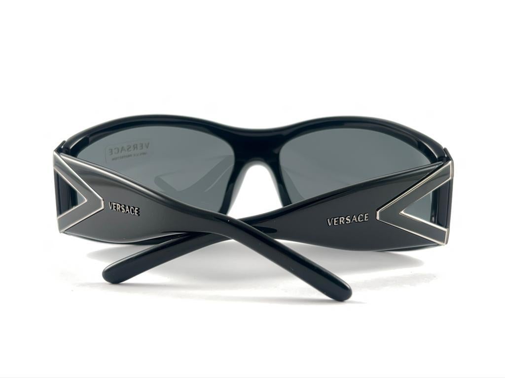 New Vintage Gianni Versace M 4124 Black Oversized Frame 2000'S Italy Sunglasses For Sale 9