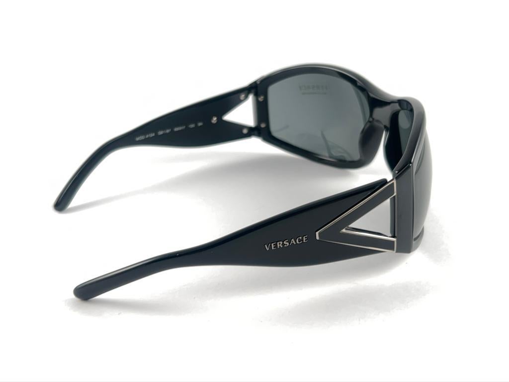New Vintage Gianni Versace M 4124 Black Oversized Frame 2000'S Italy Sunglasses For Sale 1