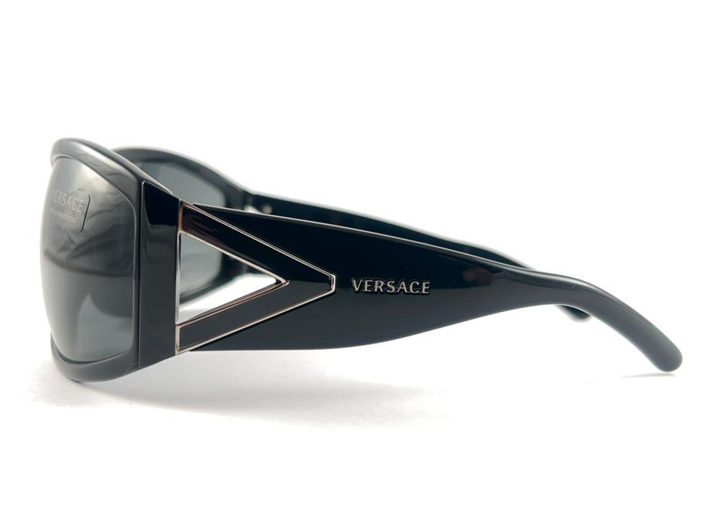 New Vintage Gianni Versace M 4124 Black Oversized Frame 2000'S Italy Sunglasses For Sale 2