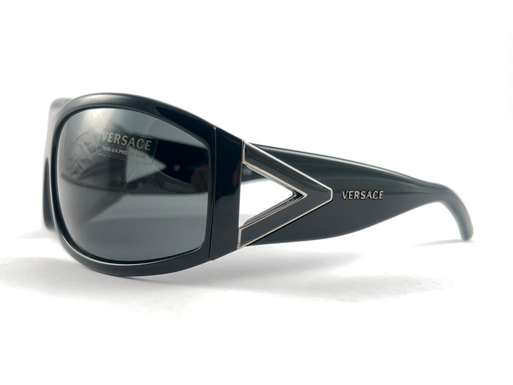 New Vintage Gianni Versace M 4124 Black Oversized Frame 2000'S Italy Sunglasses For Sale 3