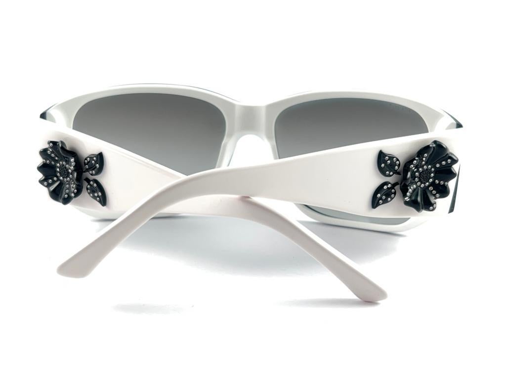 New Vintage Gianni Versace M 4148B Black & White Frame 2000'S Italy Sunglasses For Sale 6
