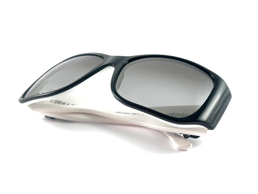 New Vintage Gianni Versace M 4148B Black & White Frame 2000'S Italy Sunglasses For Sale 7