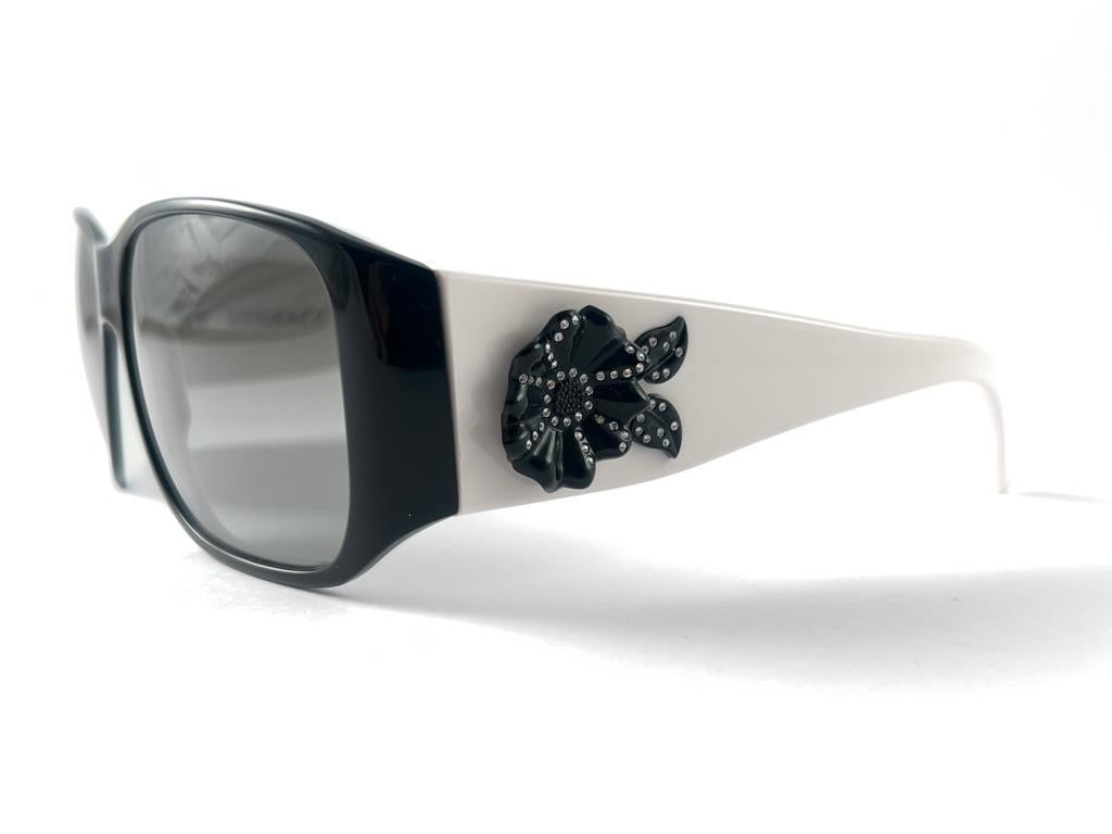 Gray New Vintage Gianni Versace M 4148B Black & White Frame 2000'S Italy Sunglasses For Sale