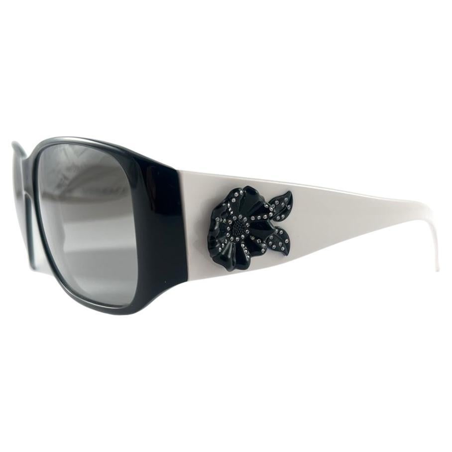 New Vintage Gianni Versace M 4148B Black & White Frame 2000'S Italy Sunglasses For Sale