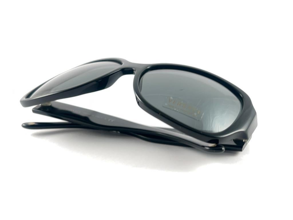 New Vintage Gianni Versace M 4166B Black Butterfly Frame 2000'S Italy Sunglasses For Sale 7