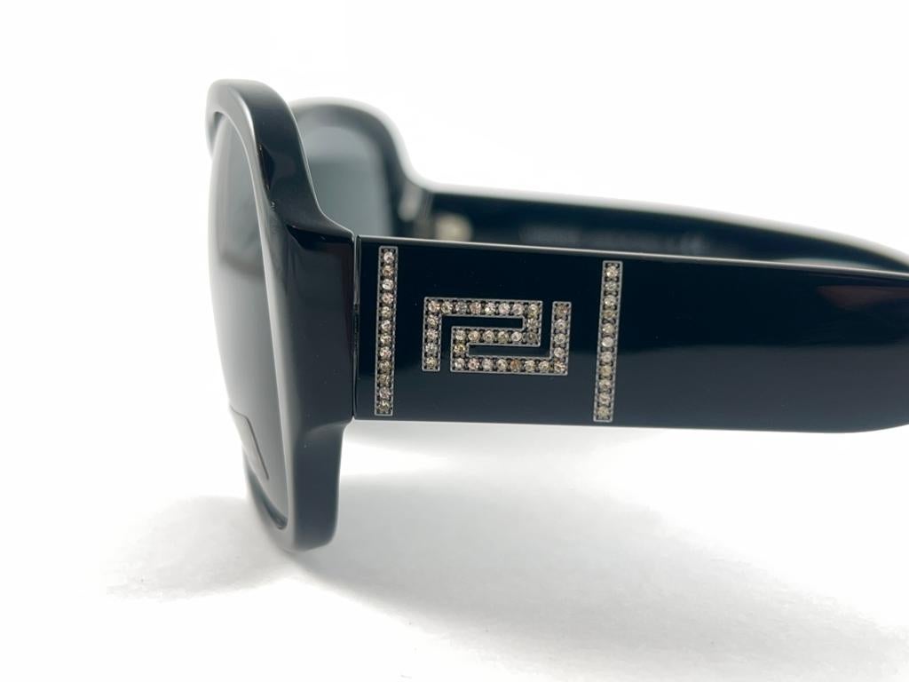 Women's New Vintage Gianni Versace M 4166B Black Butterfly Frame 2000'S Italy Sunglasses For Sale