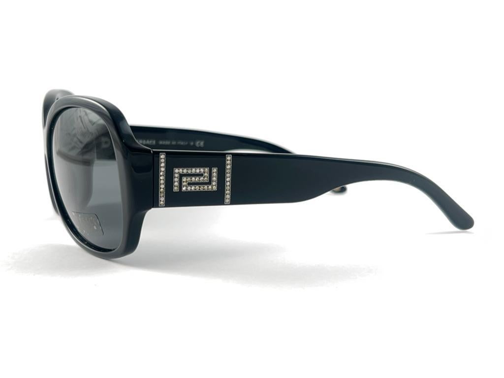 New Vintage Gianni Versace M 4166B Black Butterfly Frame 2000'S Italy Sunglasses For Sale 1